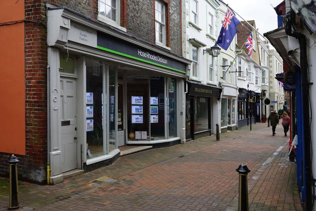 Franks, Cowes - Sleeps 4 - 2 Bed - 2 Bath - Location Apartment *