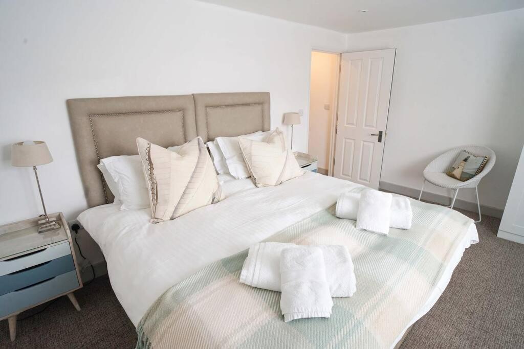 Franks, Cowes - Sleeps 4 - 2 Bed - 2 Bath - Location Apartment
