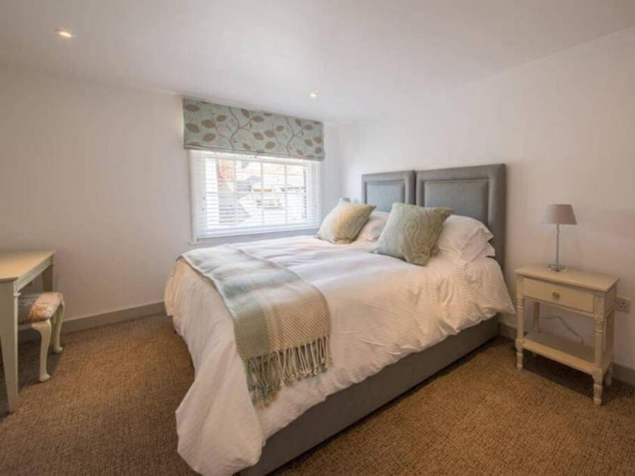 Apartment Franks, Cowes - Sleeps 4 - 2 Bed - 2 Bath - Location