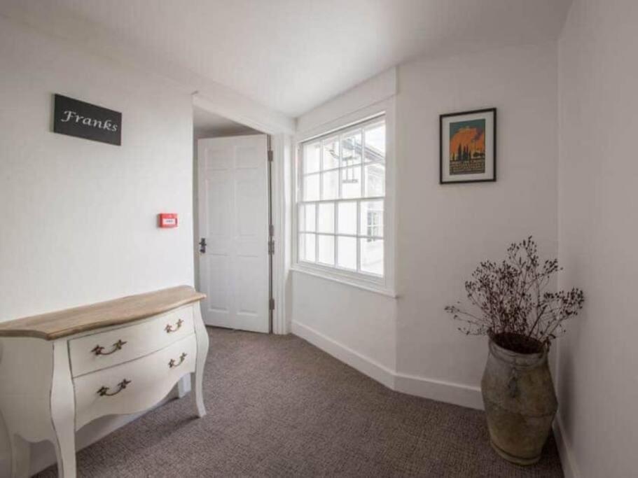 Franks, Cowes - Sleeps 4 - 2 Bed - 2 Bath - Location *