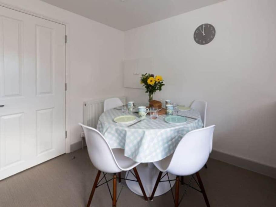 Franks, Cowes - Sleeps 4 - 2 Bed - 2 Bath - Location Apartment
